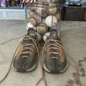 8 Woman Yezzy Grey , Tan Great Condition